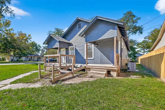 $1,550 | 301 East 3rd Street, Sweeny, TX 77480