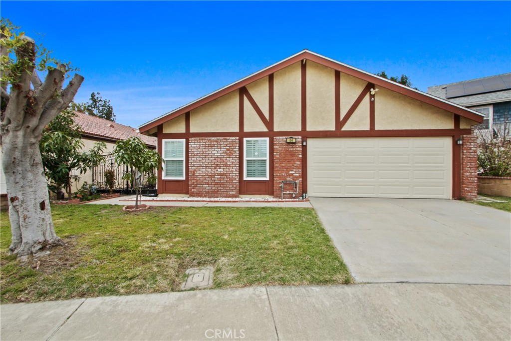 4 Brisa Irvine, CA 92620 - Photo 2 of 17 a front view of a house with garden