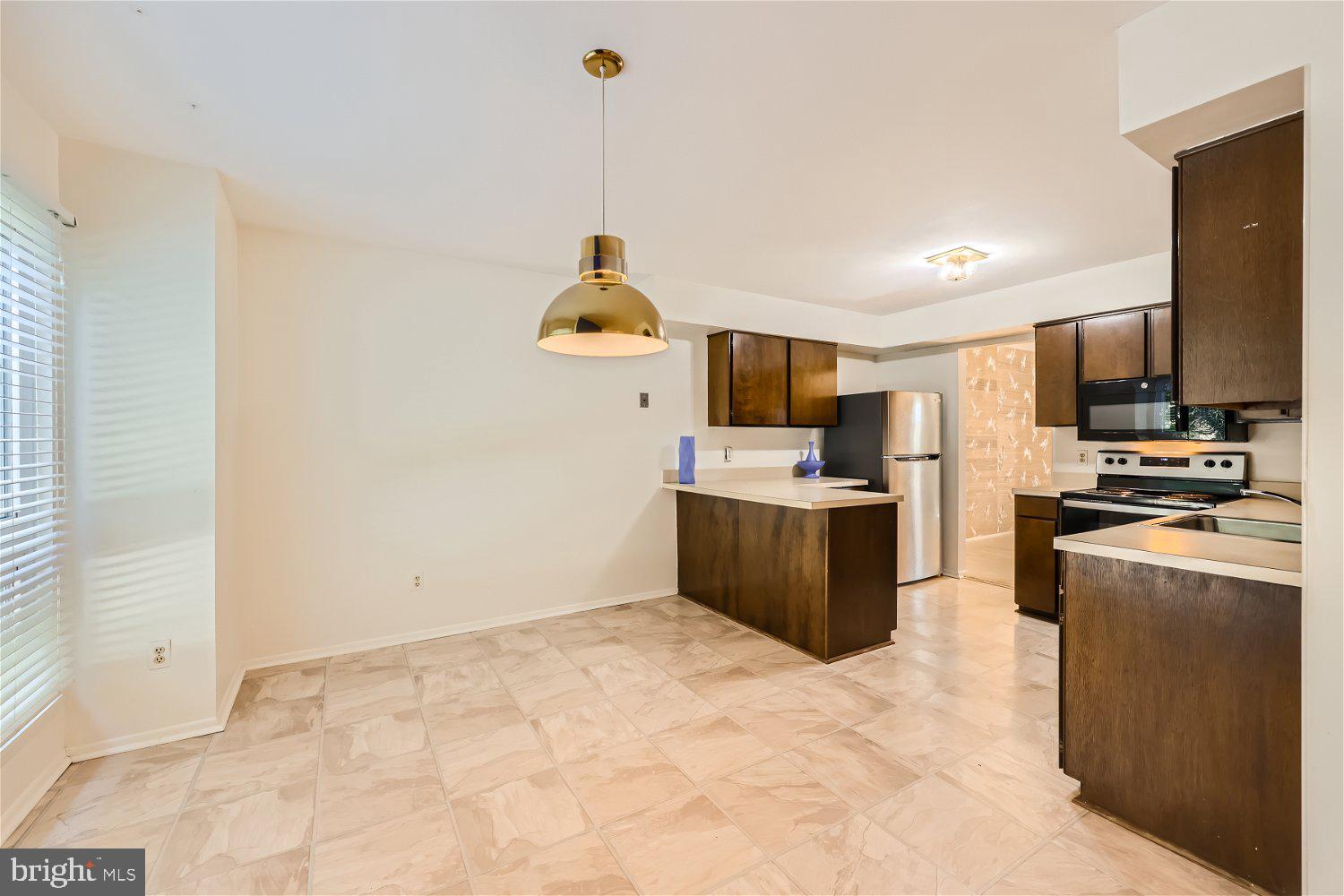 7516 Sea Change Columbia, MD 21045 - Photo 7 of 28 Huge Kitchen
