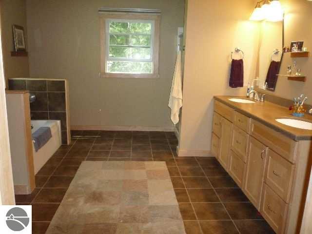 701 Bloomfield Road Traverse City, MI 49686 - Photo 5 of 6 1736540-4.JPG