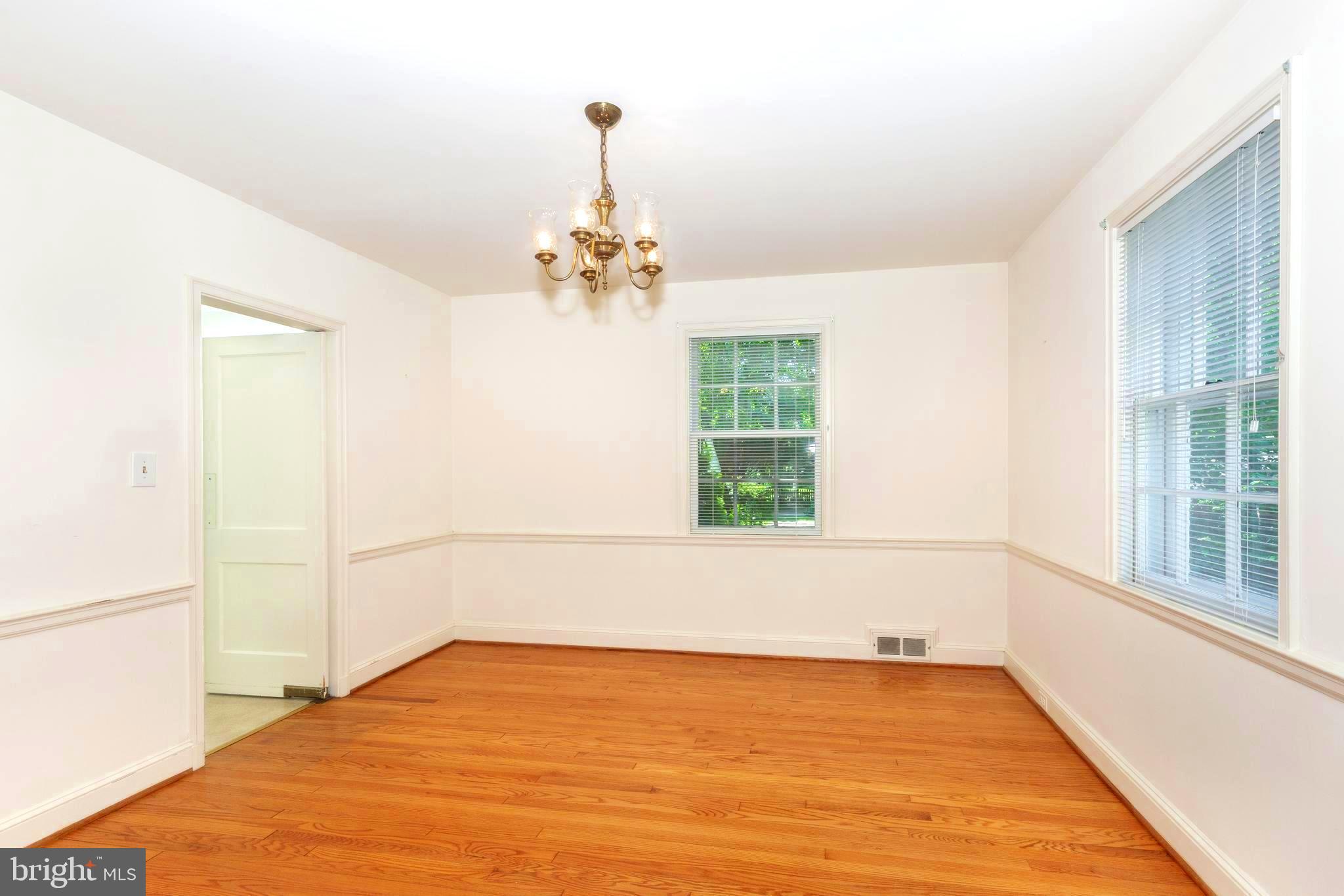 323 Broadmoor Road Baltimore, MD 21212 - Photo 10 of 40 Bright and cheerful dinning room.