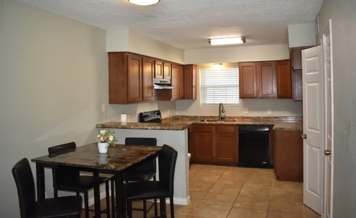 1500 Oleander La Marque, TX 77568 - Photo 4 of 15