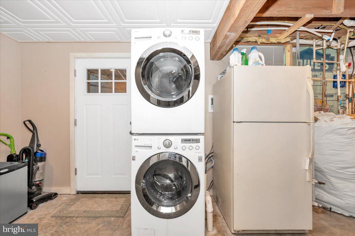 16926 Sprecher Road Sharpsburg, MD 21782 - Photo 38 of 76 Modern laundry setup in a cozy space.