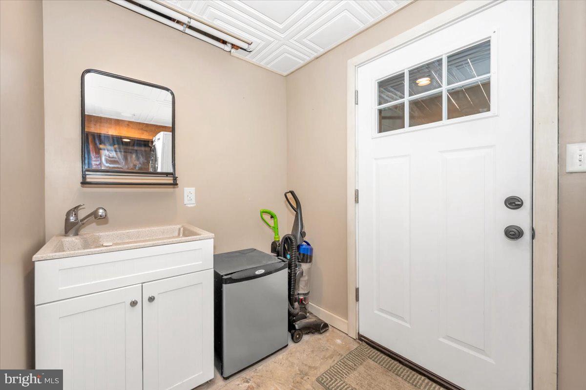 16926 Sprecher Road Sharpsburg, MD 21782 - Photo 39 of 76 Bright and functional entryway space.