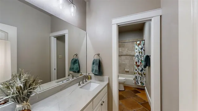 a en suite bathroom with a sink and a mirror
