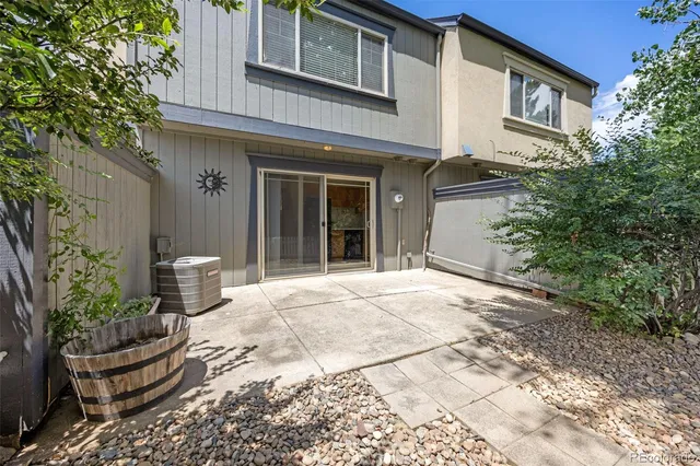 a view of a entrance of the house