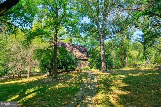 a view of a house with swimming pool and yard