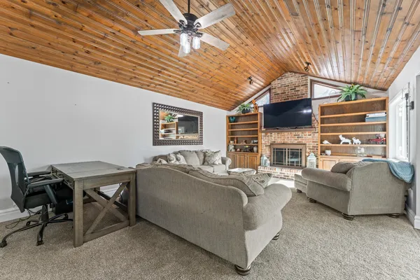 $769,000 | 619 West End Road, Roselle, IL 60172