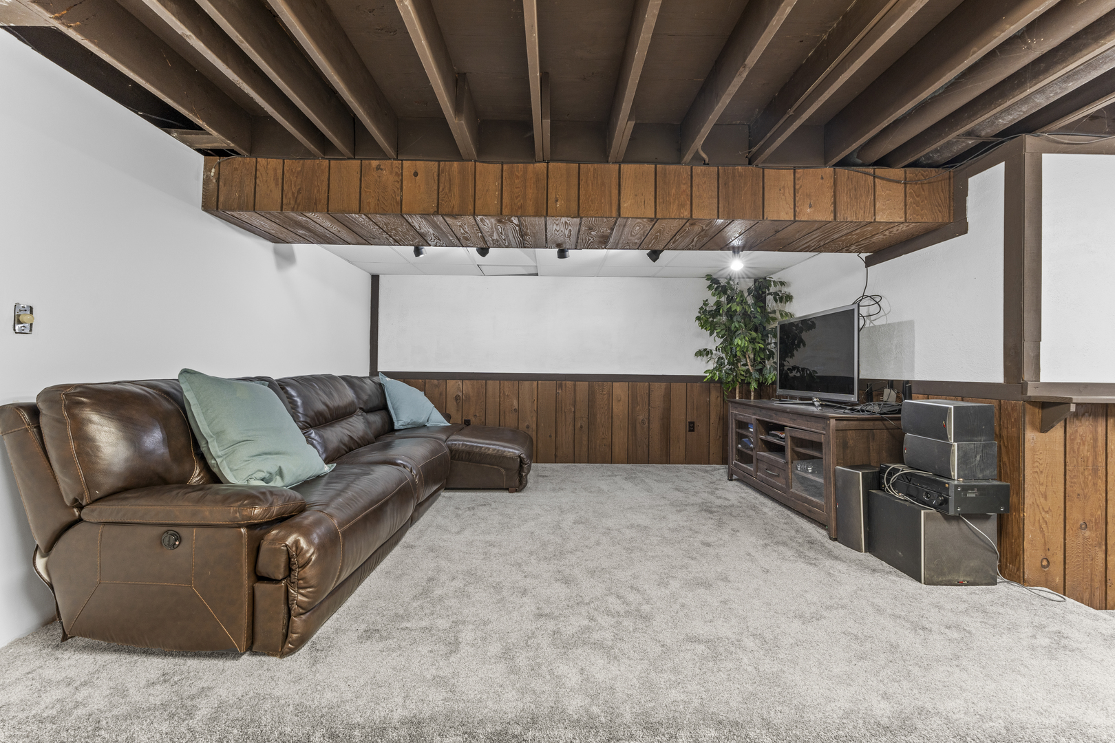 619 West End Road Roselle, IL 60172 - Photo 27 of 37 a living room with furniture
