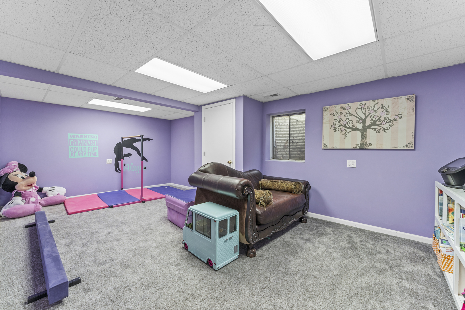 619 West End Road Roselle, IL 60172 - Photo 29 of 37 a living room with furniture