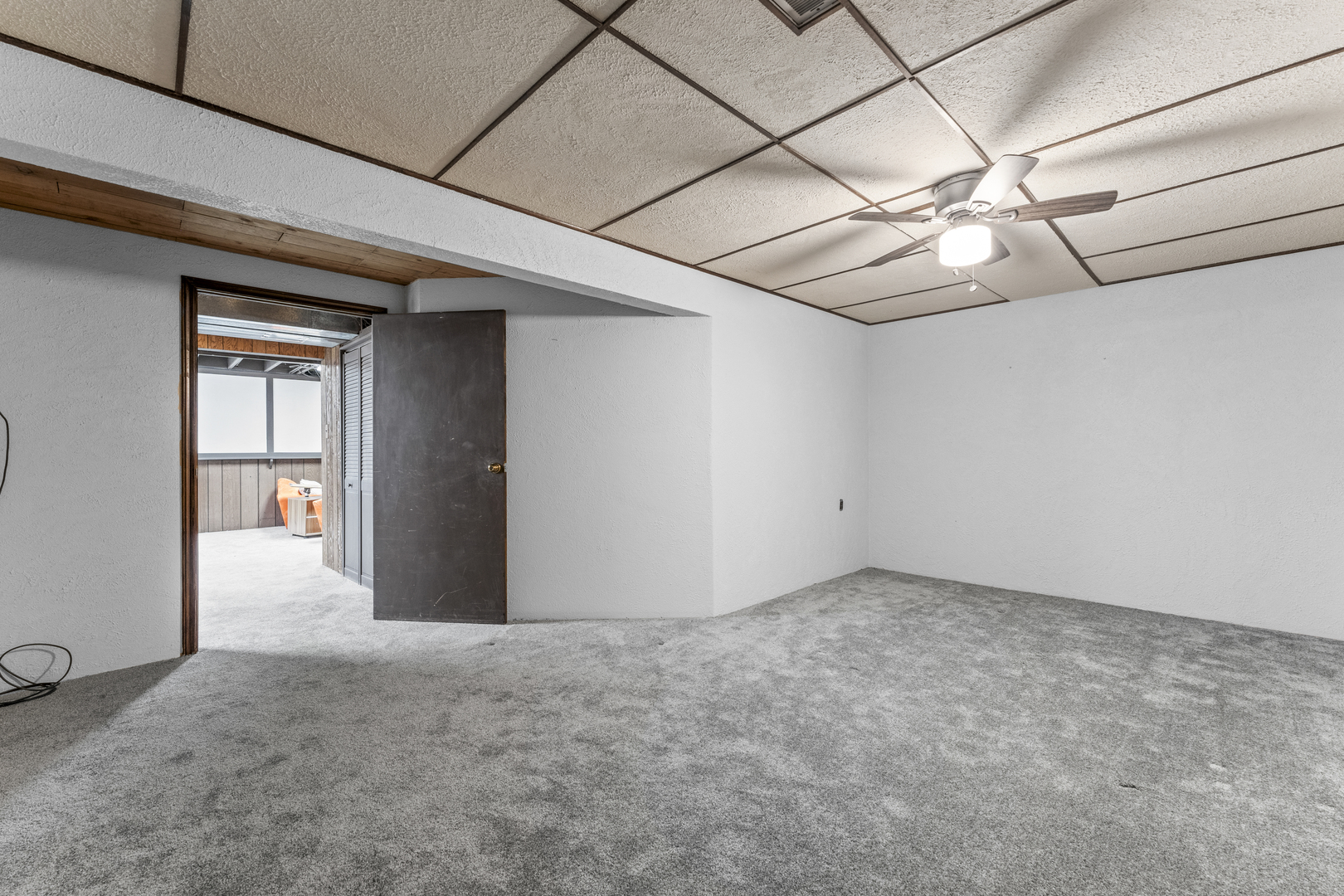 619 West End Road Roselle, IL 60172 - Photo 34 of 37 a view of an empty room with a window