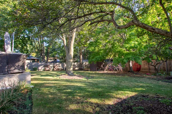 $769,000 | 619 West End Road, Roselle, IL 60172