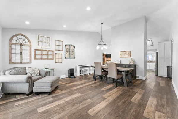 $769,000 | 619 West End Road, Roselle, IL 60172