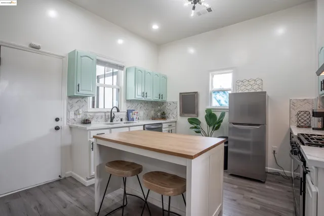 $999,000 | 527 Chester Street, Oakland, CA 94607