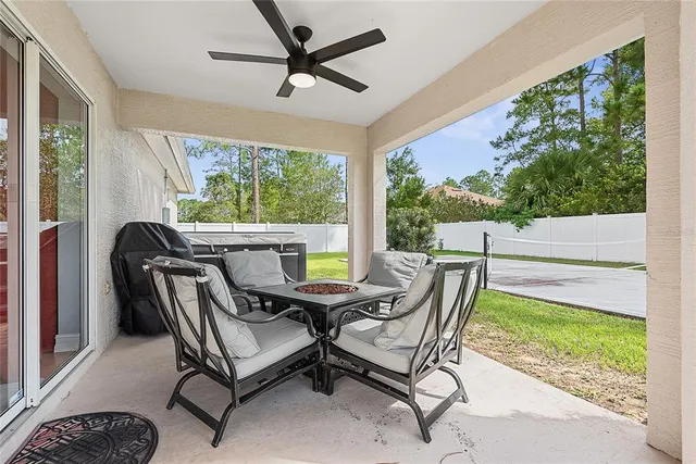 a view of a backyard