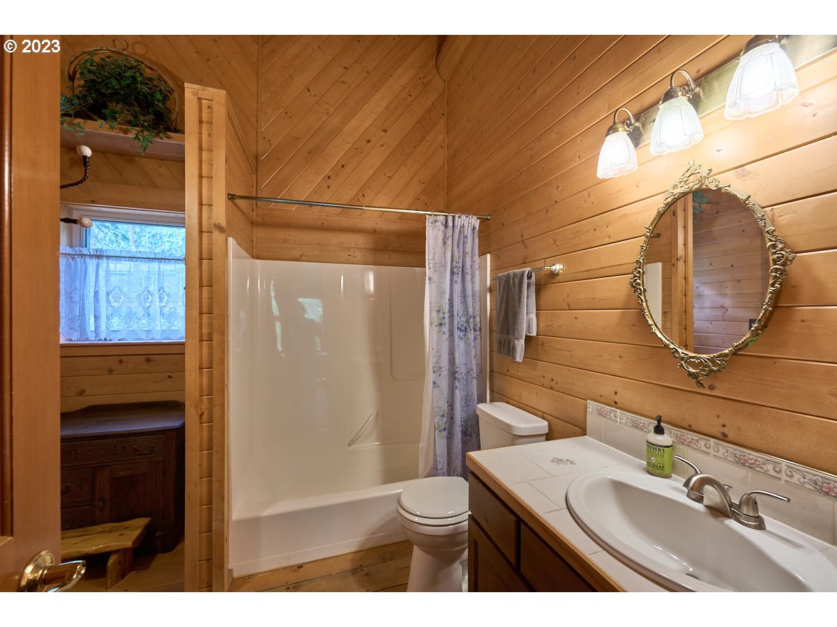 60009 Pollock Road Wallowa Lake, OR 97846 - Photo 17 of 25 Bathroom