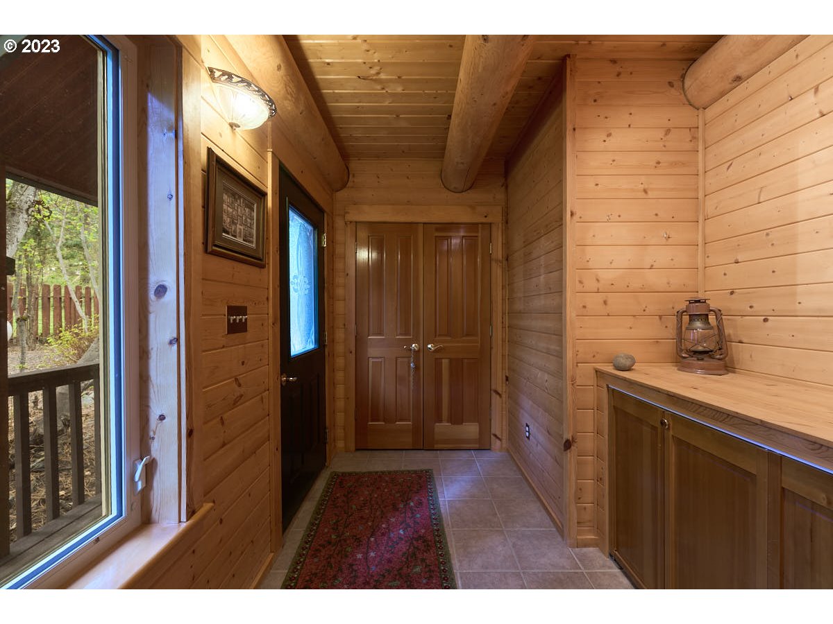 60009 Pollock Road Wallowa Lake, OR 97846 - Photo 19 of 25 Hallway