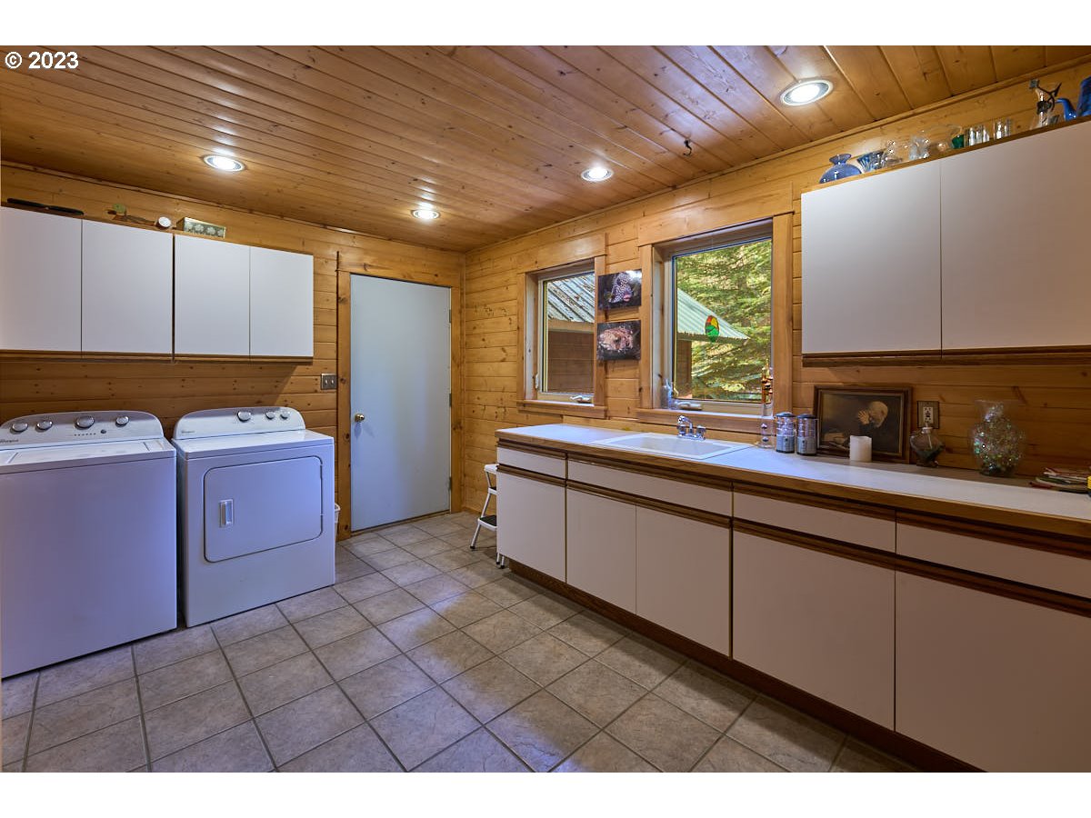 60009 Pollock Road Wallowa Lake, OR 97846 - Photo 10 of 25 Laundry