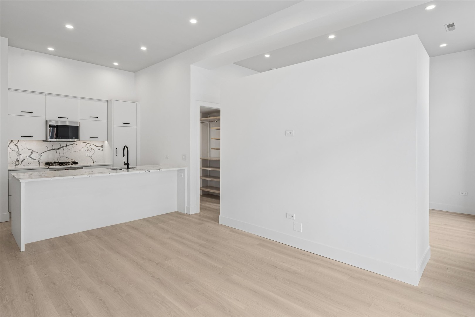 949 West Madison Street, Unit 406 Chicago, IL 60607 - Photo 7 of 17