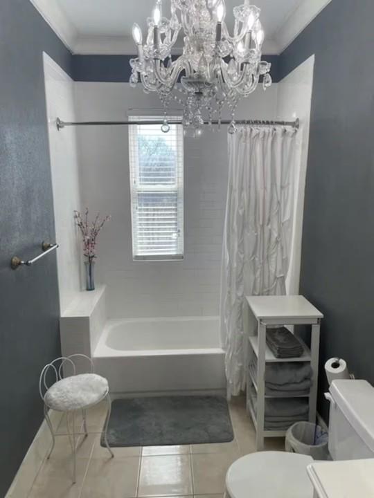617 South 12th Street Waco, TX 76706 - Photo 21 of 28 a bathroom with a toilet a sink and bathtub