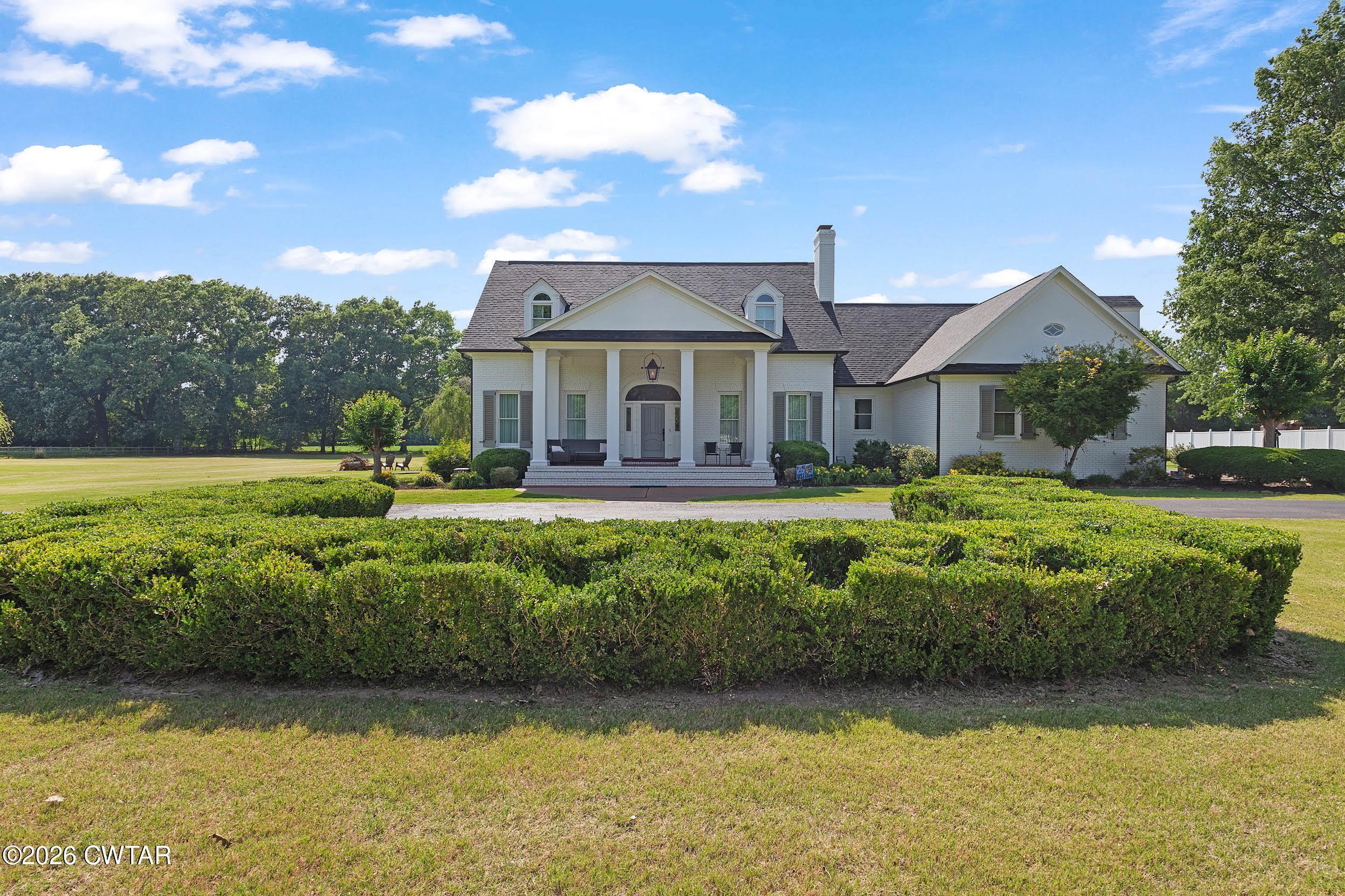 58 Huntington Place Jackson, TN 38305 - Photo 2 of 38 a front view of a house with a garden