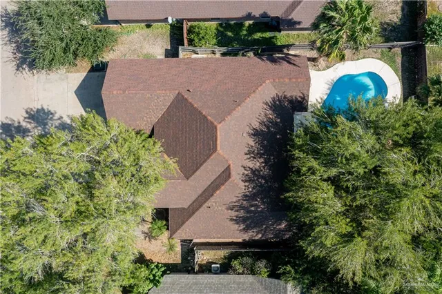 a view of a house with backyard