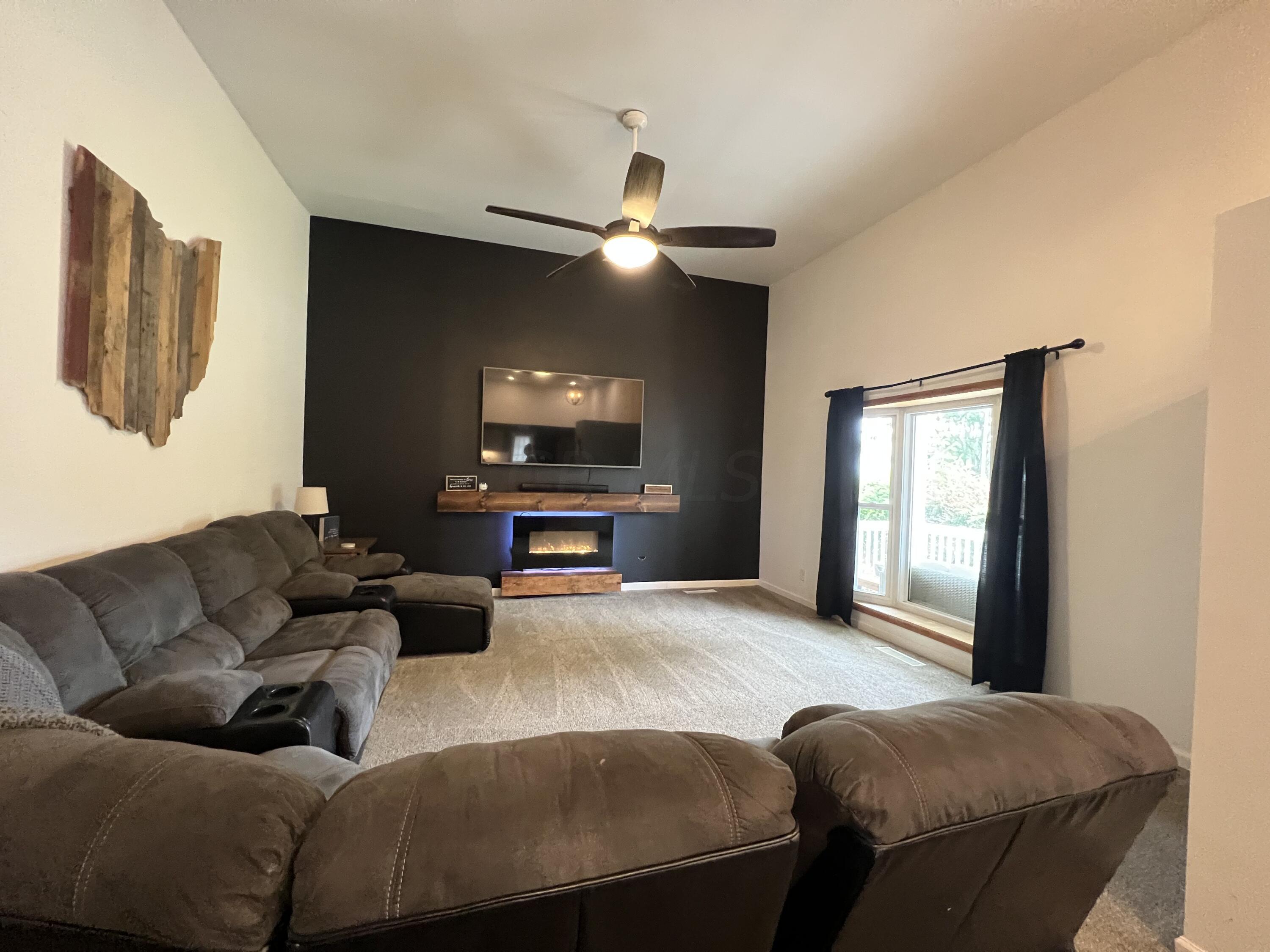 1027 Saxony Road Columbus, OH 43207 - Photo 5 of 33 D2AF3B8C-948F-4FC8-9E89-50AAD161D8DB