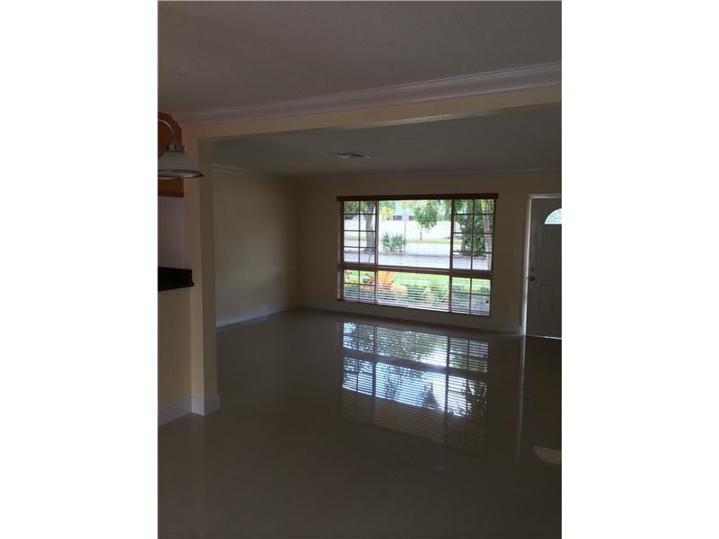 6561 Peters Road Plantation, FL 33317 - Photo 4 of 26 Living Room