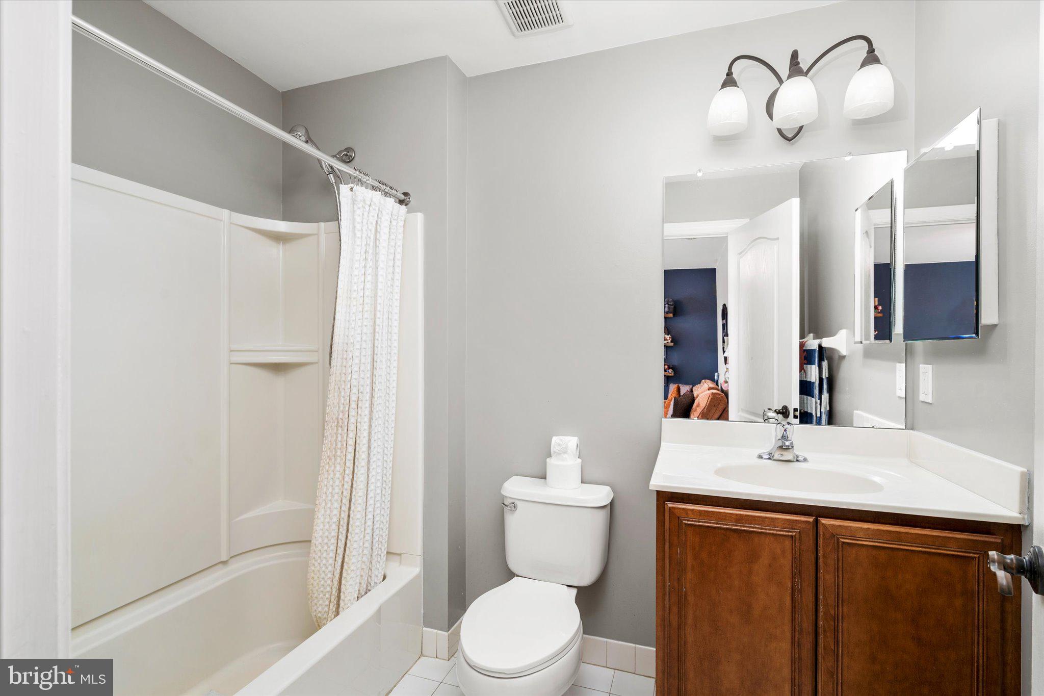 32 Waverly Drive Columbus, NJ 08022 - Photo 32 of 50 2nd Bedroom's Ensuite Full Bathroom