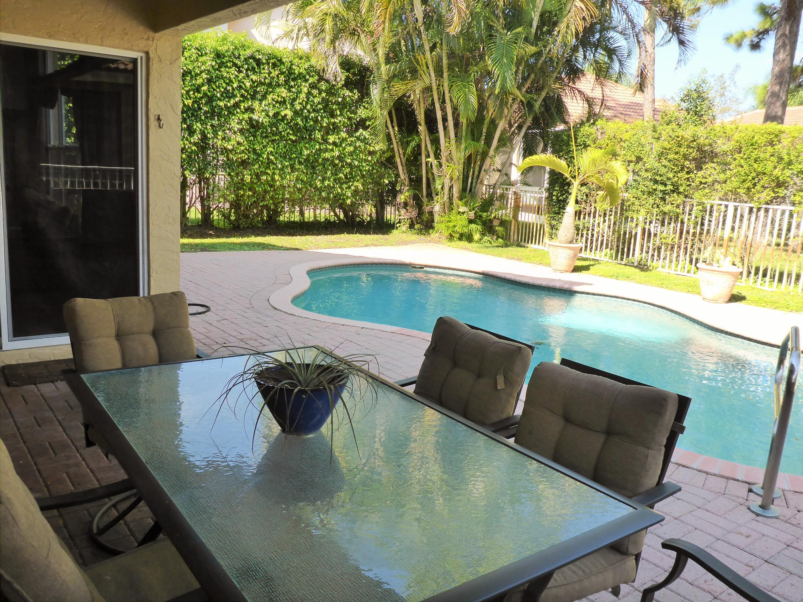 5124 Elpine Way Riviera Beach, FL 33418 - Photo 41 of 45 a view of a living room with furniture and a potted plant