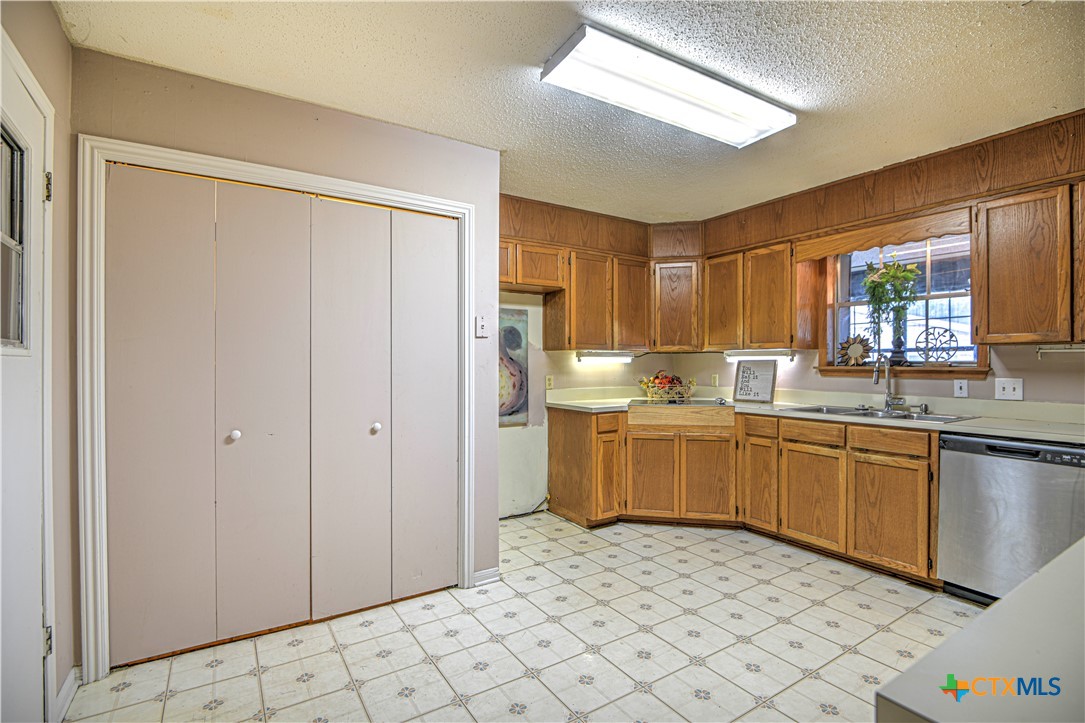 305 Tanglewood Road Temple, TX 76502 - Photo 10 of 46 a kitchen with stainless steel appliances granite countertop a refrigerator and a sink