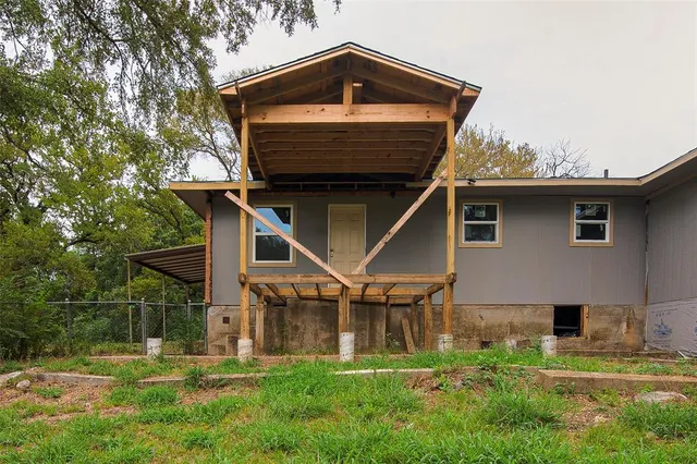 a view of a house with a backyard