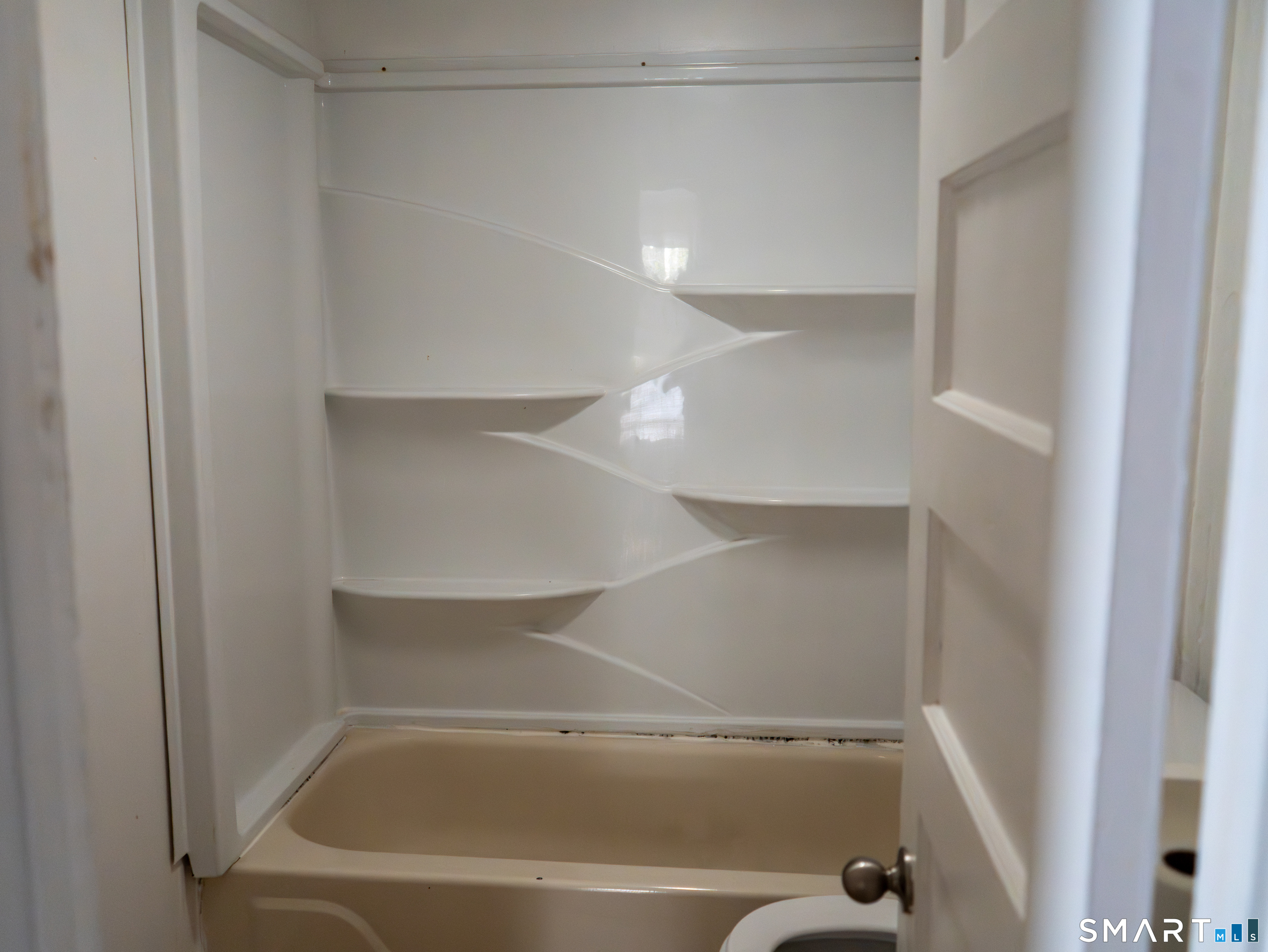 406 Poplar Street New Haven, CT 06513 - Photo 20 of 22 a bathroom with a bathtub