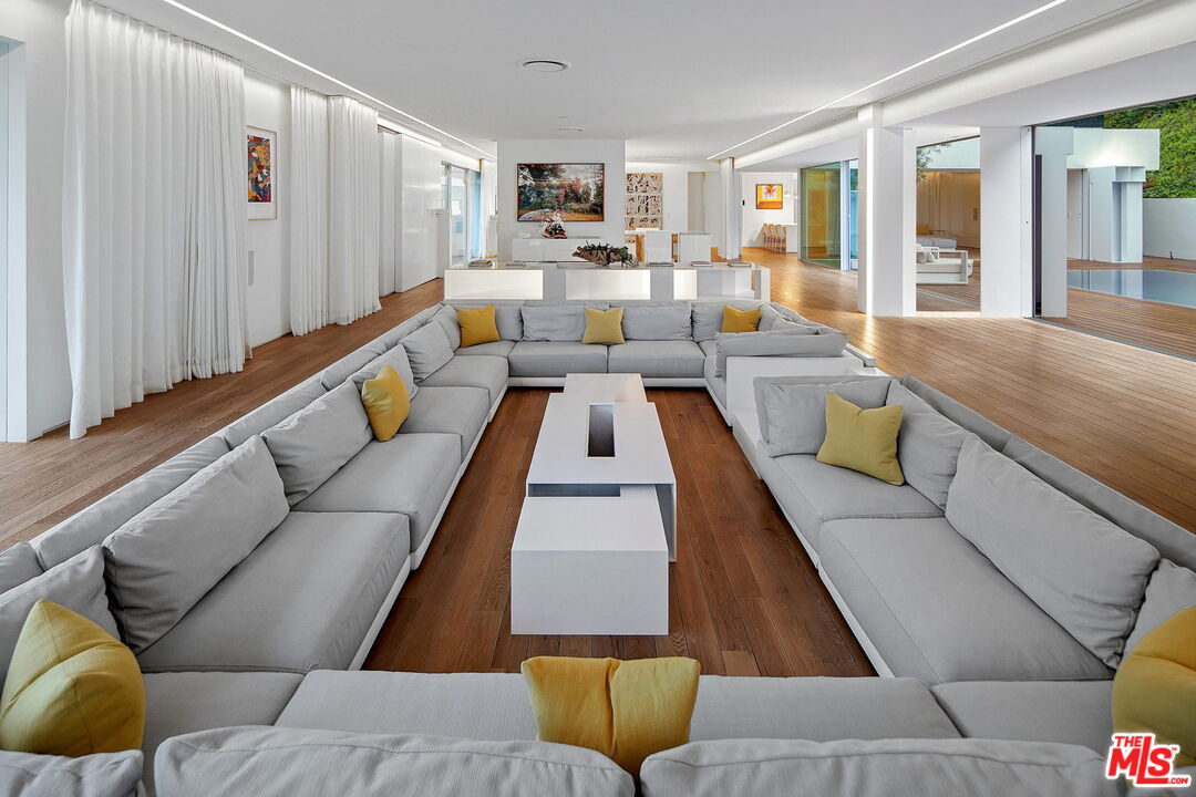 1106 North Hillcrest Road Beverly Hills, CA 90210 - Photo 16 of 54 a living room with furniture and a couch