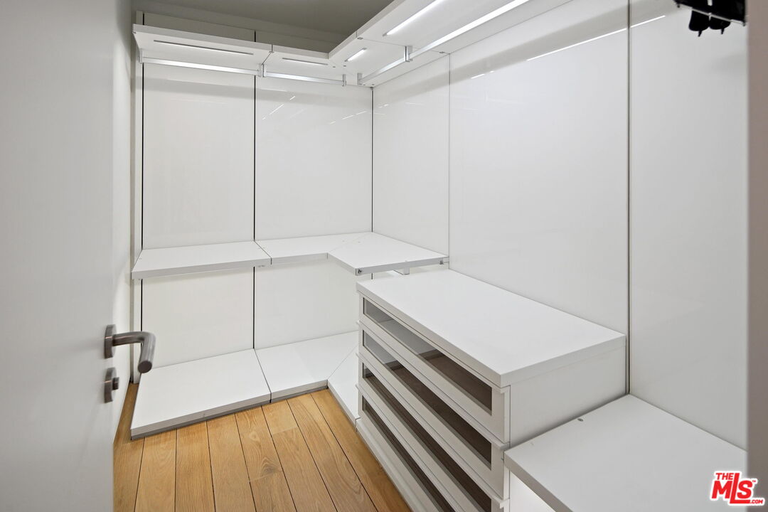 1106 North Hillcrest Road Beverly Hills, CA 90210 - Photo 29 of 54 a view of an empty room