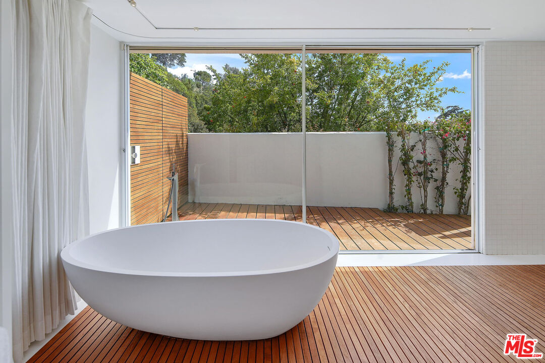 1106 North Hillcrest Road Beverly Hills, CA 90210 - Photo 31 of 54 a view of a room with wooden floor and a window