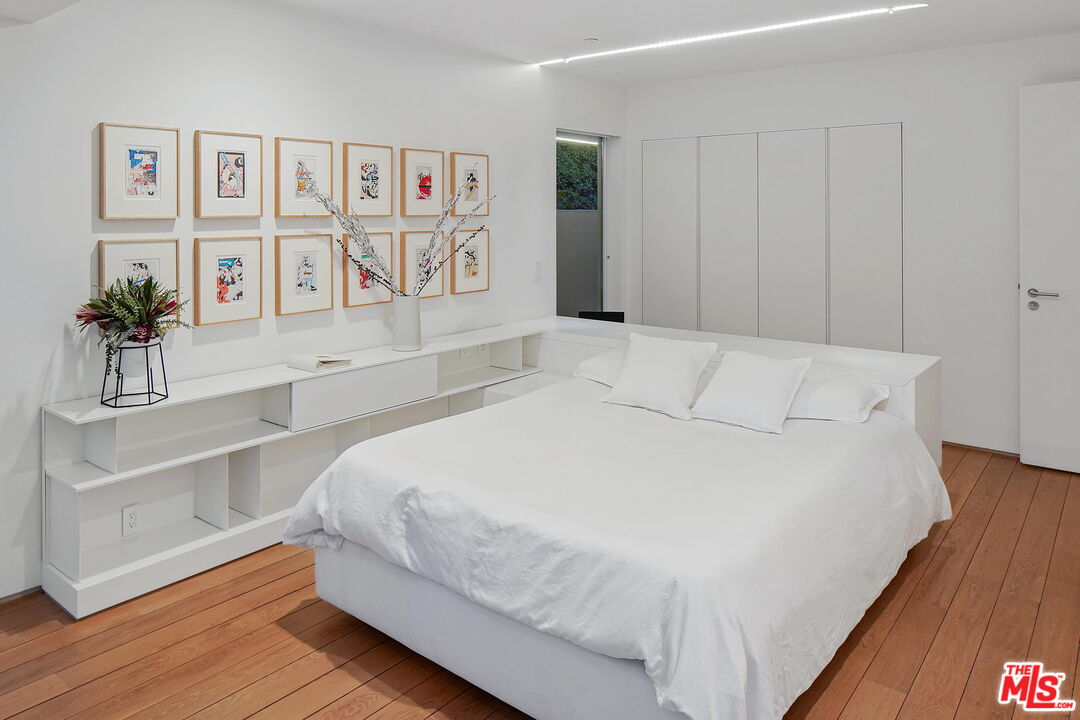 1106 North Hillcrest Road Beverly Hills, CA 90210 - Photo 34 of 54 a large white bed in a white room