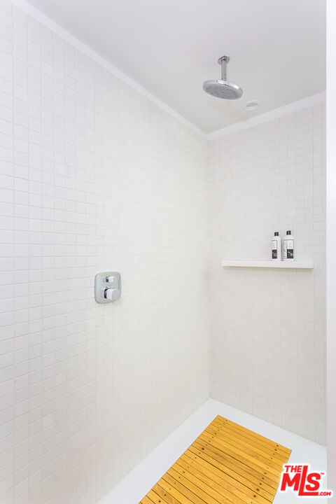 1106 North Hillcrest Road Beverly Hills, CA 90210 - Photo 36 of 54 a view of a room with wooden floor and small space