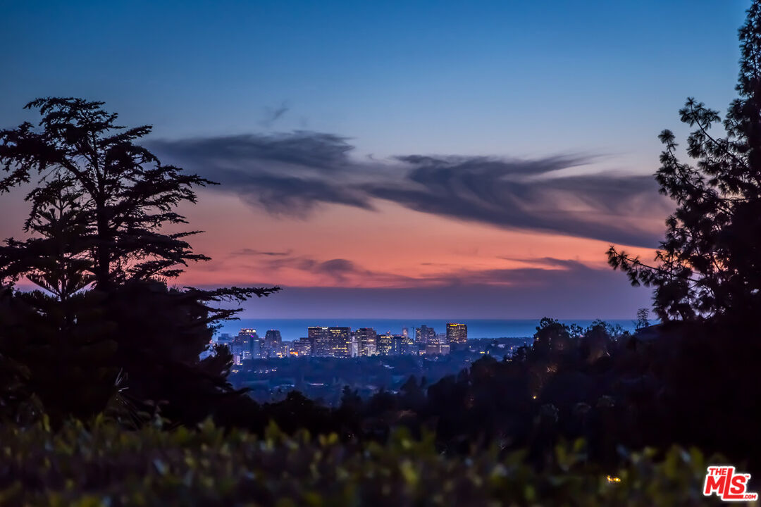 1106 North Hillcrest Road Beverly Hills, CA 90210 - Photo 46 of 54 a view of sunset