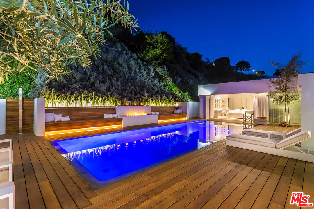 1106 North Hillcrest Road Beverly Hills, CA 90210 - Photo 5 of 54 a view of a swimming pool with sitting area
