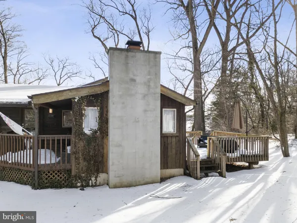 a view of a house with backyard