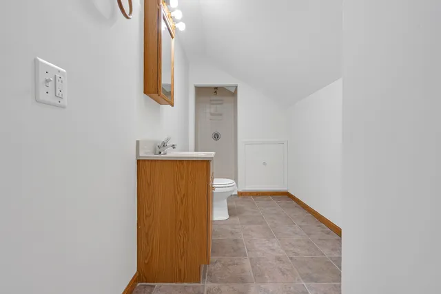 an empty room with closet and a ceiling fan