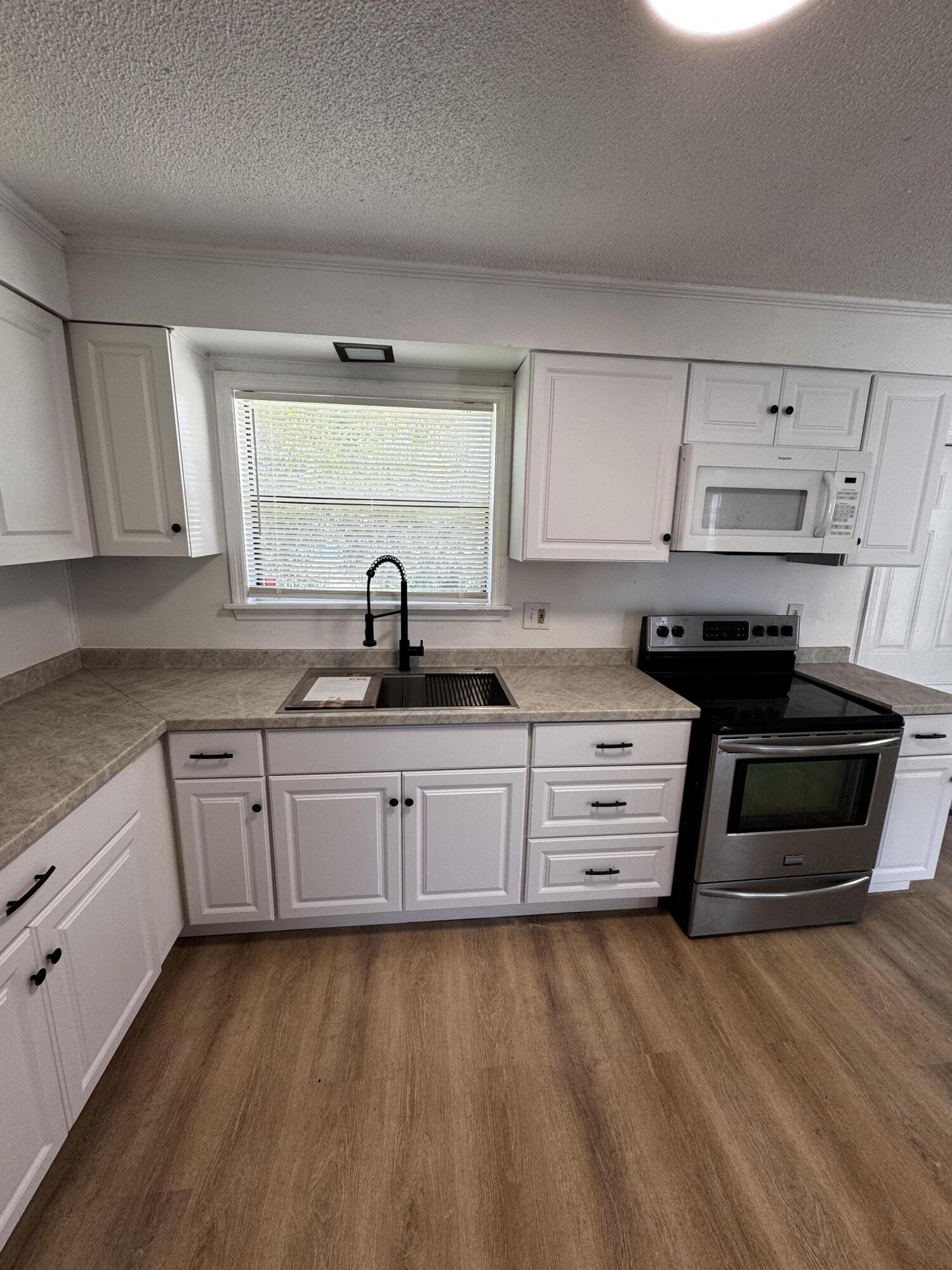 1464 West 32nd Street Riviera Beach, FL 33404 - Photo 4 of 28 kitchen