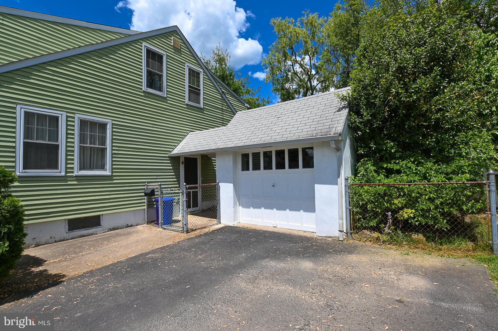 22 Norwyn Road Hatboro, PA 19040 - Photo 6 of 40 One car garage