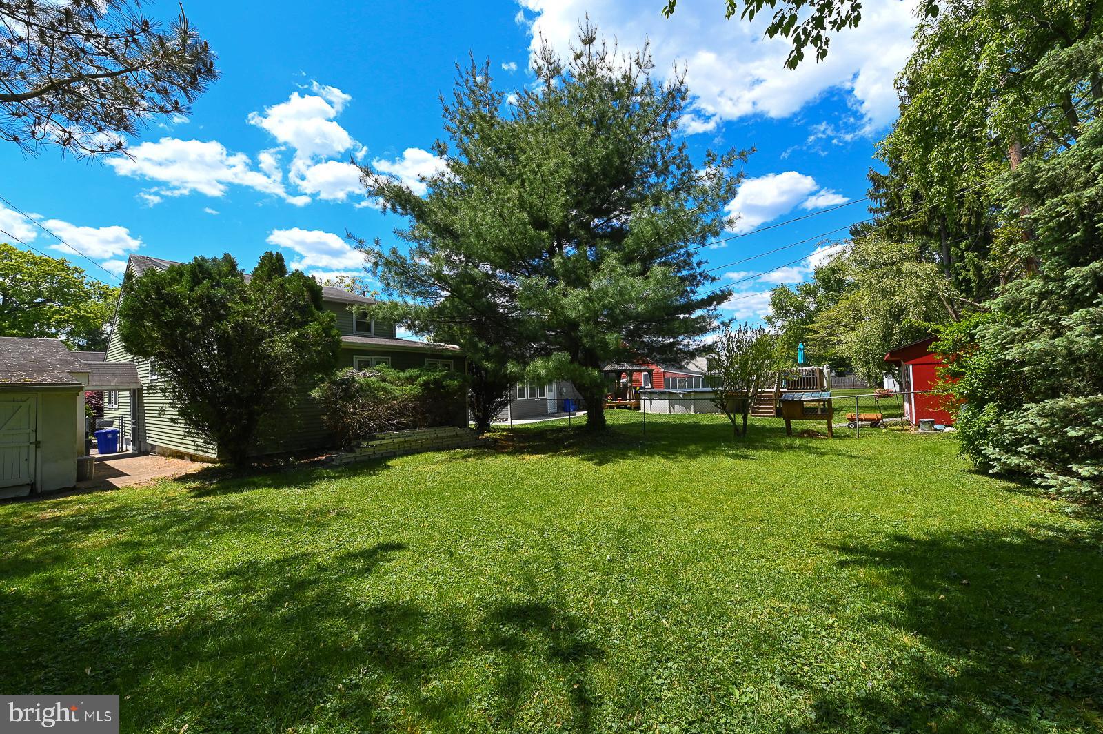 22 Norwyn Road Hatboro, PA 19040 - Photo 8 of 40 Beautiful fenced back yard