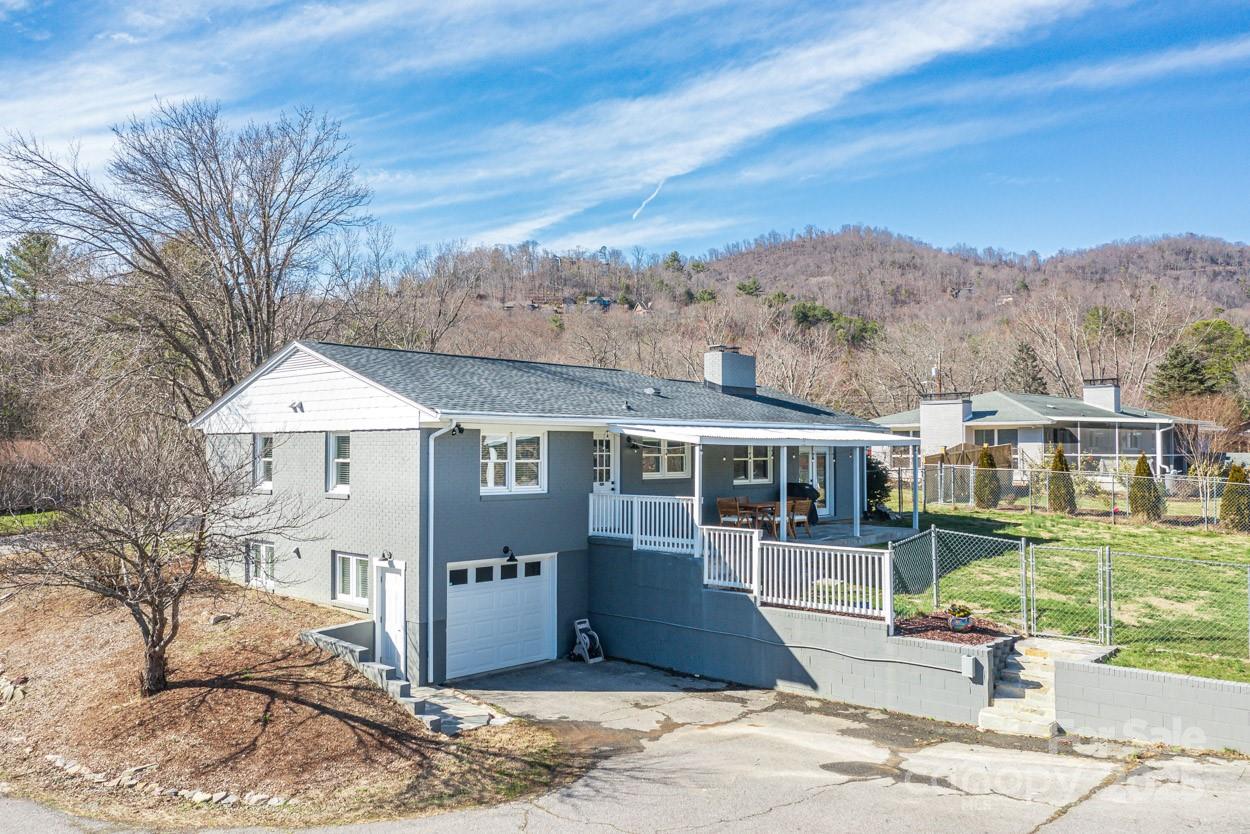 29 Willowbrook Road, Unit 11 Asheville, NC 28805 - Photo 5 of 46 a front view of a house with a yard