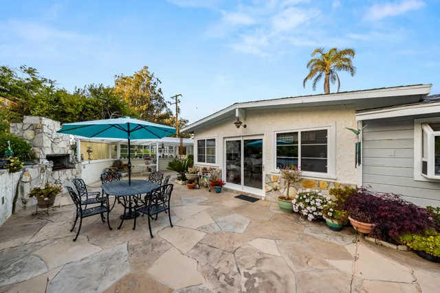 a view of a house with backyard and garden
