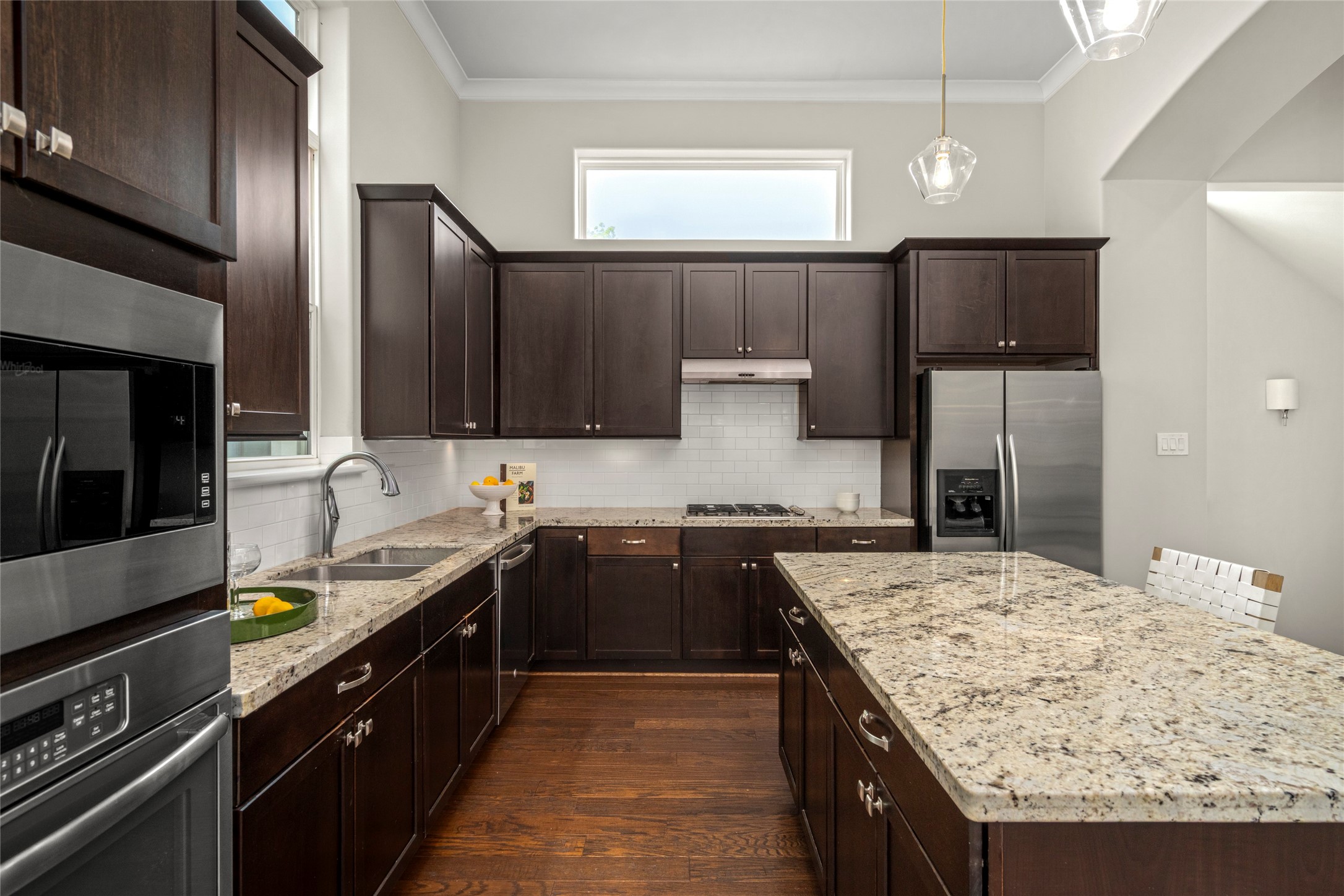 5646 Larkin Street Houston, TX 77007 - Photo 4 of 29 Generous amount of counter space throughout the kitchen.