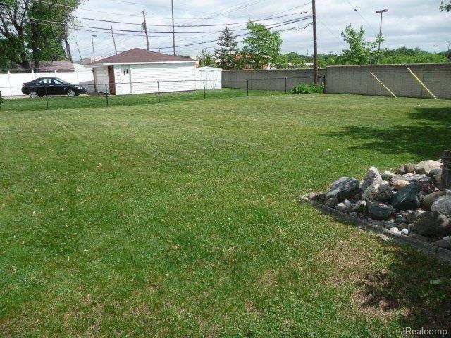 11437 Engleman Road Warren, MI 48089 - Photo 3 of 15 Yard 2.jpg