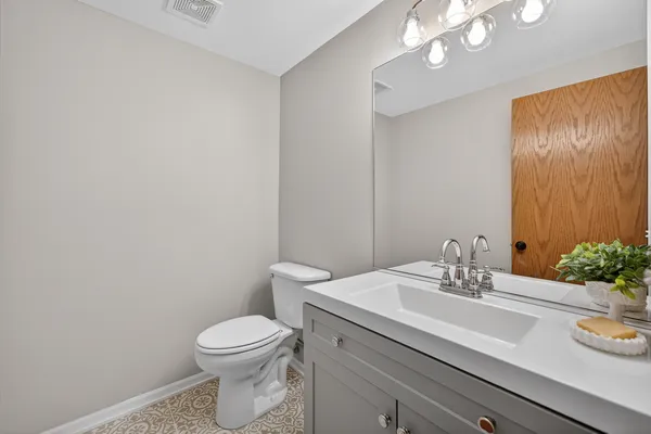 $380,000 | 681 Hampshire Drive, Hampshire, IL 60140